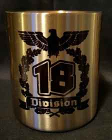 Edelstahltasse mit Karabinerhakengriff - Division 18 Edelstahltasse mit Karabinerhakengriff - Division 18
