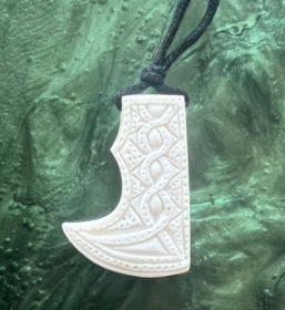 Kettenanhänger aus Horn - Wikinger Axt - weiß Kettenanhänger aus Horn - Wikinger Axt - weiß