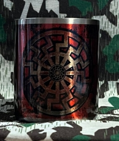 Edelstahltasse mit Karabinerhakengriff - Schwarze Sonne - Neue Generation Edelstahltasse mit Karabinerhakengriff - Schwarze Sonne - Neue Generation