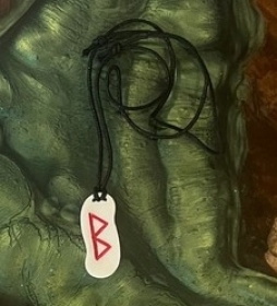 Kettenanhänger aus Knochen - Rune Berkano - weiß Kettenanhänger aus Knochen - Rune Berkano - weiß